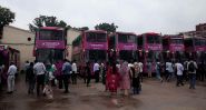 À Dacca, des bus roses réservés aux femmes