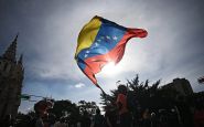 Intérim, continuité chaviste et bâton de Trump: qui dirige le Venezuela? 