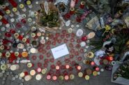 Crans-Montana : fleurs et bougies en hommage aux victimes