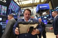 Wall Street sur la défensive, résultats d'entreprises et Moyen-Orient pèsent