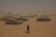 En plein désert, une démonstration de force de l'Armée nationale libyenne commandée par Haftar