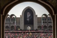 Début de l'hommage public à Khamenei, des milliers d'Iraniens affluent sur le site des funérailles