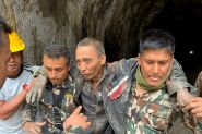 Crue dans l'Himalaya: un troisième rescapé extrait d'un tunnel, les recherches continuent
