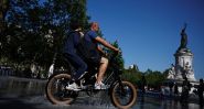 À Paris, les touristes s’adaptent à une chaleur exceptionnelle