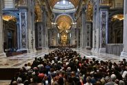 Les fidèles affluent à la basilique Saint-Pierre pour saluer la dépouille du pape
