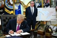 Trump signe un décret changeant le nom du «lac Ontario» en «lac d'Amérique»