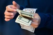 Le dollar recule légèrement, les marchés restent confiants malgré les tensions au Moyen-Orient