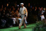Mode masculine : Pharrell Williams lance les défilés parisiens dans une maison Vuitton futuriste