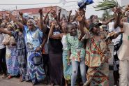 Le pape accueilli par une foule immense à Kinshasa