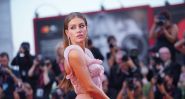 Adèle Exarchopoulos derrière les projecteurs, bouleversante et sans masque 