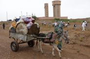 Au Maroc, des volontaires sont en mission de nettoyage du Sahara