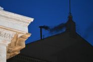 Pas encore de pape: la fumée noire plane sur le conclave