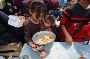 Gaza : 15 camions d’aide pillés, l’ONU dénonce une crise humanitaire \
