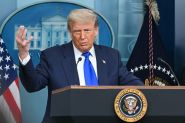 Trump affirme avoir sauvé Khamenei et tend la main au Liban