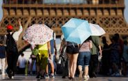 Canicule: Paris voit rouge, la France continue d'étouffer