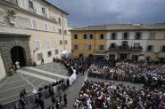 Ambiance festive à Castel Gandolfo pour le premier Angélus du pape Léon XIV