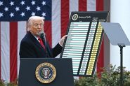 Trump impose de nouveaux droits de douane à des dizaines de pays