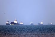Trump suspend son opération d'escorte de navires à Ormuz, dans l'espoir d'un accord avec l'Iran