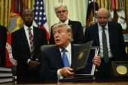Trump affirme qu'une réunion avec l'Iran aura lieu mardi à Doha, malgré le démenti de Téhéran