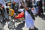 Danse traditionnelle et marée de drapeaux pour fêter cinq ans de pouvoir taliban en Afghanistan