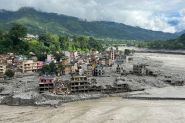 Le bilan de la crue dans l'Himalaya dépasse la barre des 1 000 morts, les secours toujours à la tâche