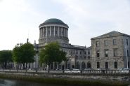 Irlande: le chef présumé du puissant cartel Kinahan inculpé après son extradition par Dubaï