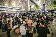 Indonésie: le principal aéroport de Jakarta prolonge sa fermeture jusqu'à lundi soir, après une éruption volcanique