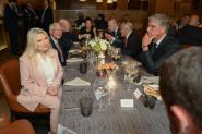 Qui sont les sénateurs bipartisans présents au dîner du Four Seasons ?