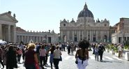Des milliers de fidèles affluent vers la place Saint-Pierre pour rendre hommage au pape