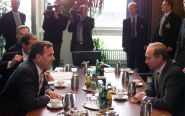 Ukraine: Poutine veut l'ex-chancelier Schröder comme médiateur, Berlin sceptique