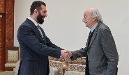 Joumblatt condamne les frappes israéliennes en Syrie et appelle au soutien du processus politique
