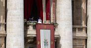 Le pape François fait une apparition émotive pour Pâques, malgré sa convalescence