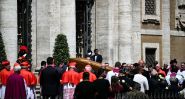 Le monde fait ses adieux au pape François