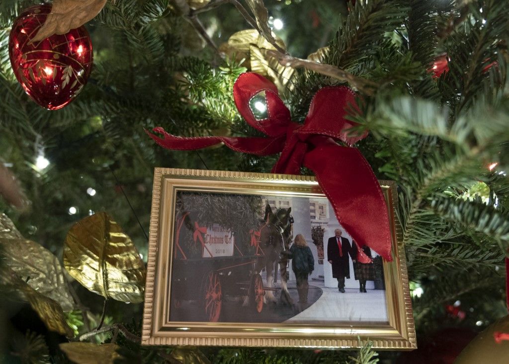 Dans le sapin de Noël des Biden, une photo ... des Trump