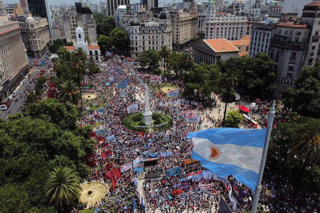 Les Argentins investissent de nouveau la Plaza de Mayo, pour le souvenir de 2001