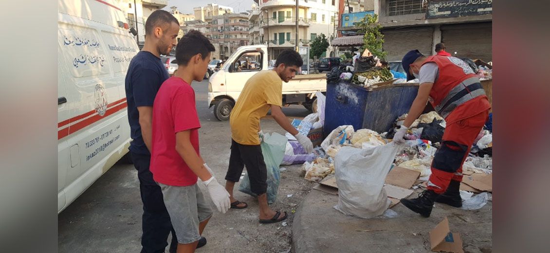 Des déchets médicaux jetés près de bennes à ordures à Saïda