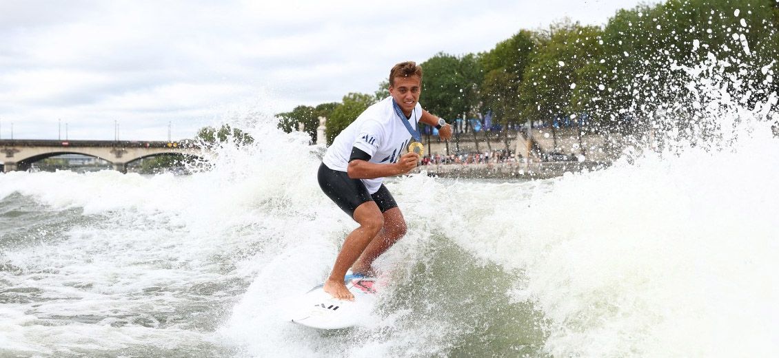 JO-2024: Kauli Vaast surfe sur la Seine avec sa médaille d'or