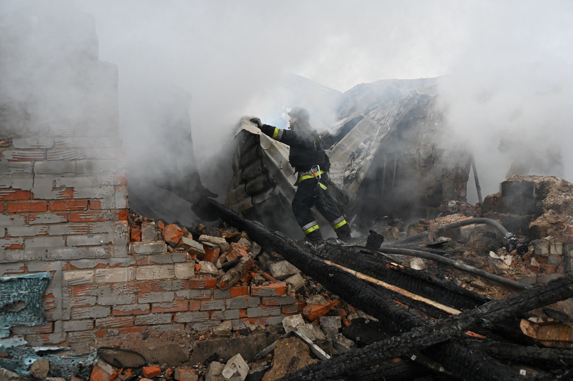 Ukraine: un mort et quatre blessés dans une frappe russe sur la région de Kiev