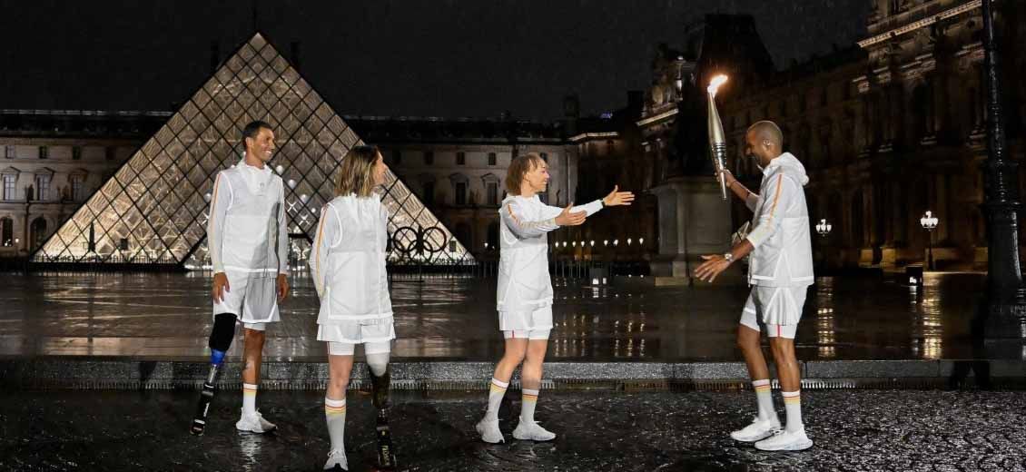 Paralympiques: ambiance festive et familiale pour l'arrivée de la flamme à Paris