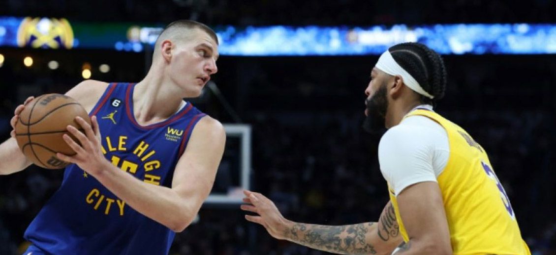 NBA: les Nuggets battent les Lakers d'entrée, duel épique entre Jokic et Davis