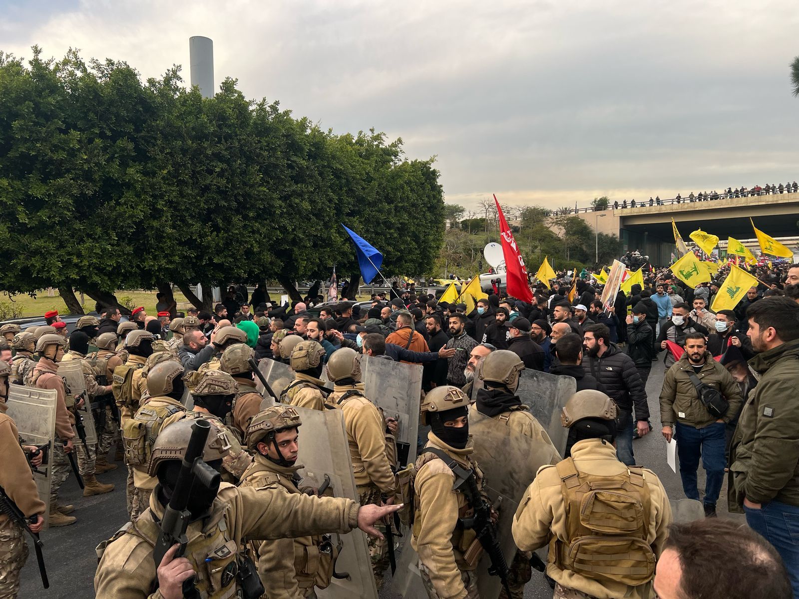 Sit-in des partisans du Hezbollah près de l’aéroport de Beyrouth, l'armée libanaise intervient