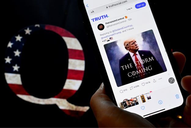 QAnon, la mouvance complotiste dont Trump s'érige en icône