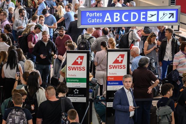 Forte affluence et files d'attentes menacent les aéroports européens