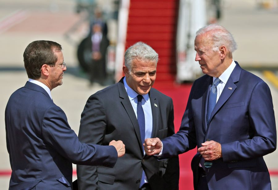 Invoquant le Covid, Biden présente son poing au Moyen-Orient