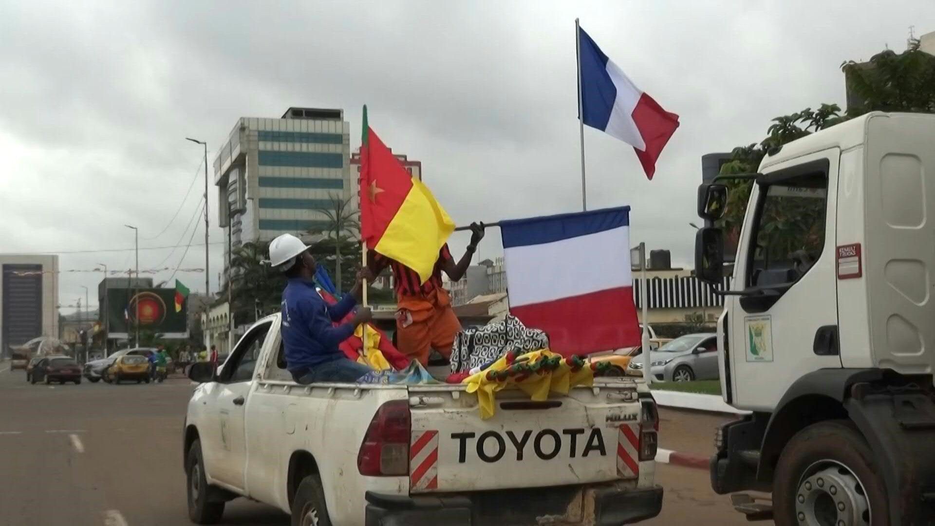 Macron entame au Cameroun sa tournée africaine