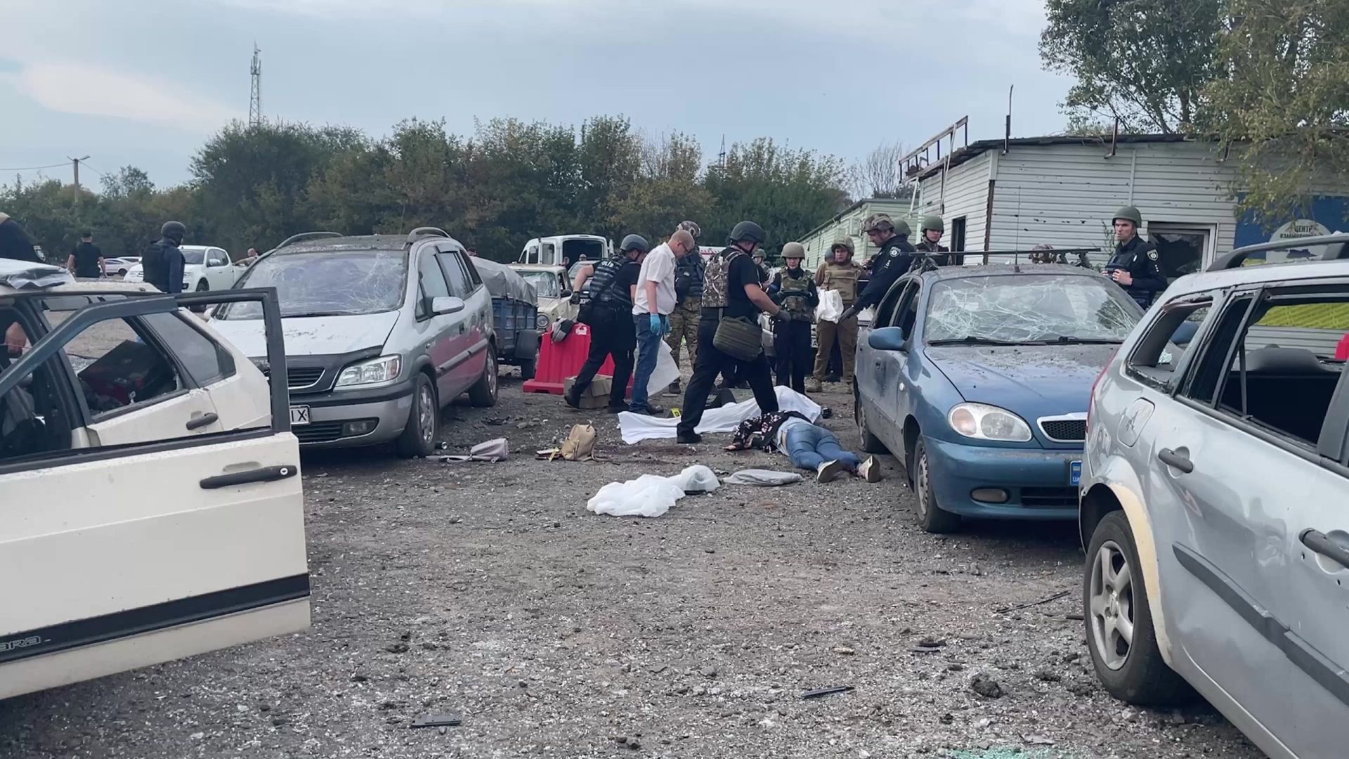 Le massacre, après l'attaque d'un convoi de civils ukrainiens