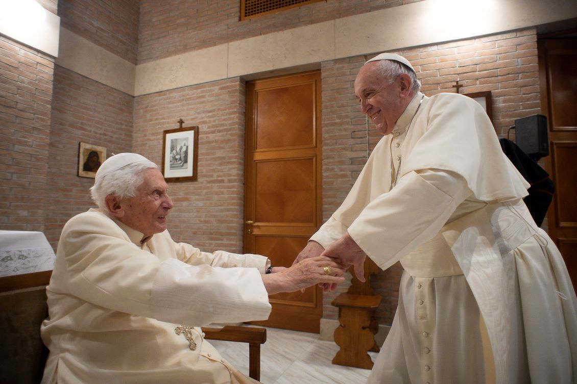 Le pape François appelle à prier pour Benoît XVI