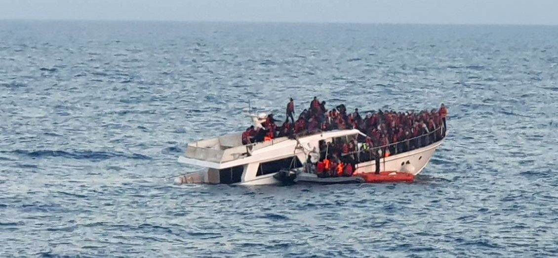 Italie: chavirement de deux navires transportant des migrants