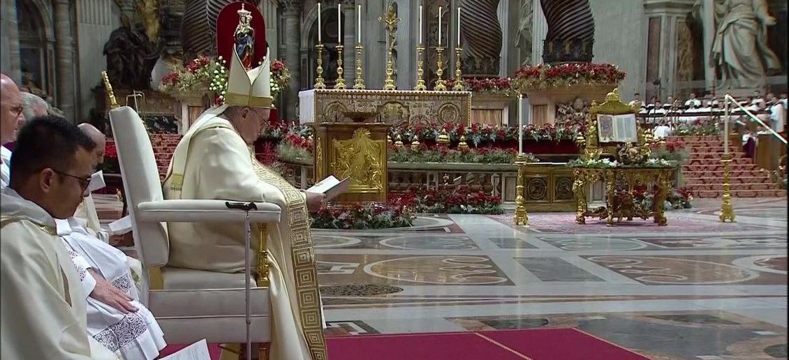 Le pape François rend hommage à Benoît XVI