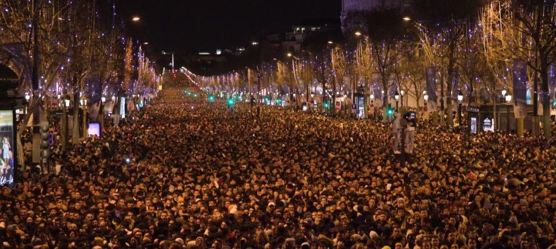 Un million de fêtards sur les Champs-Elysées